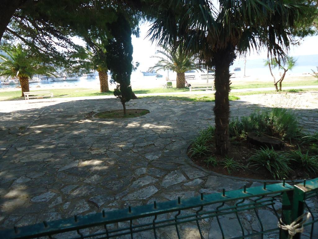 Omis Apartment On The Beach Exteriör bild