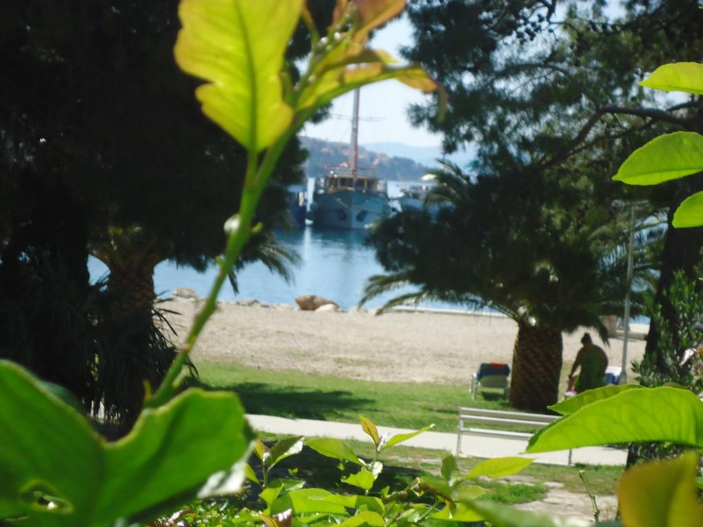 Omis Apartment On The Beach Exteriör bild